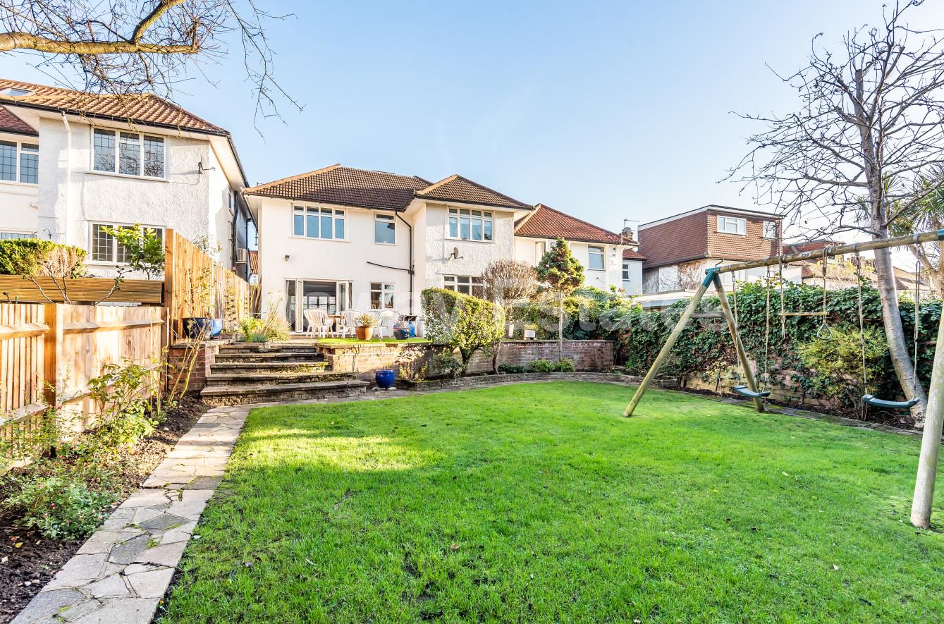 Lawrence Avenue, Mill Hill